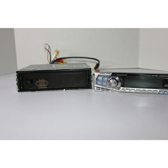 Alpine CDA-7893 CD Player In Dash Receiver FM/AM Old School Car Audio (S) - Picture 2 of 4